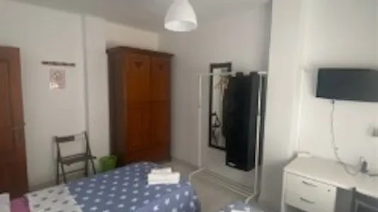 Rooms in Málaga - photo 4