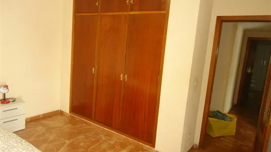 Rooms in Córdoba - photo 4