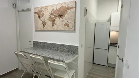 Rooms in Barcelona Ciutat Vella - photo 8