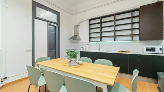 Rooms in Barcelona Ciutat Vella - photo 9