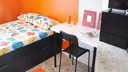 Room for rent in Milano Zona 4 - Vittoria, Forlanini, Milan