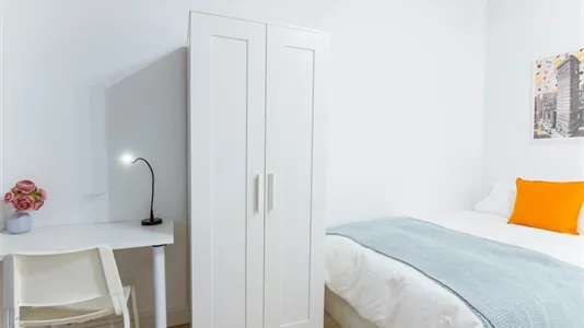 Rooms in Barcelona Ciutat Vella - photo 2