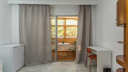 Rooms in Málaga - photo 4