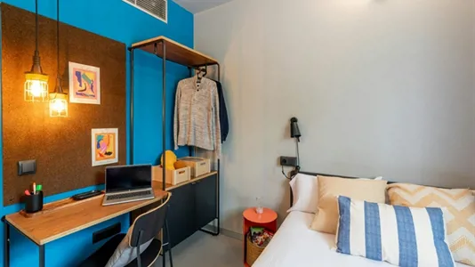 Rooms in Barcelona Sants-Montjuïc - photo 2
