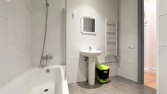 Rooms in Barcelona Ciutat Vella - photo 5