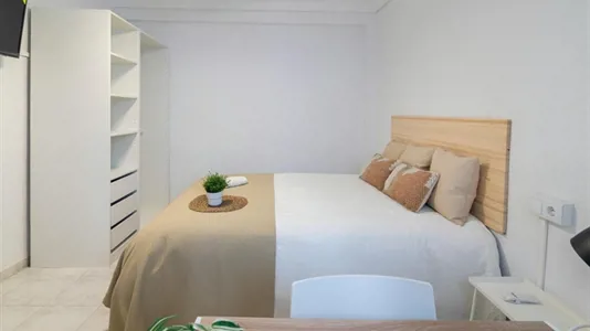 Rooms in el Camí de Vera - photo 3