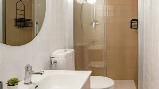 Rooms in Barcelona Ciutat Vella - photo 8