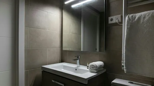 Rooms in Barcelona Ciutat Vella - photo 7