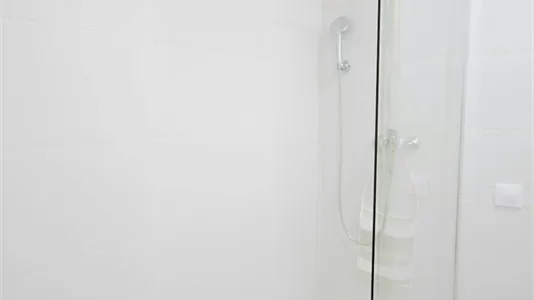 Rooms in Barcelona Ciutat Vella - photo 9