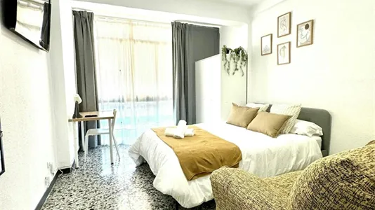 Rooms in Málaga - photo 1