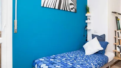 Room for rent in Milano Zona 8 - Fiera, Gallaratese, Quarto Oggiaro, Milan