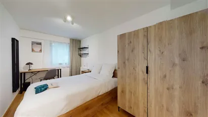 Room for rent in L'Haÿ-les-Roses, Île-de-France