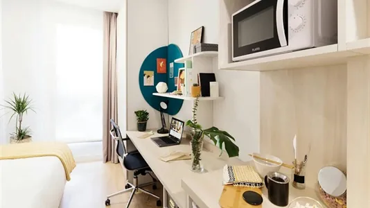 Rooms in Barcelona Sants-Montjuïc - photo 1