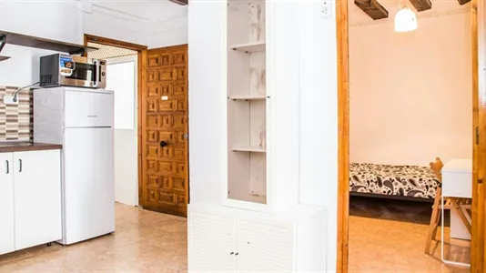 Rooms in Barcelona Ciutat Vella - photo 8