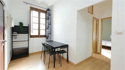 Rooms in Barcelona Ciutat Vella - photo 8