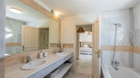 Houses in Estepona - photo 10