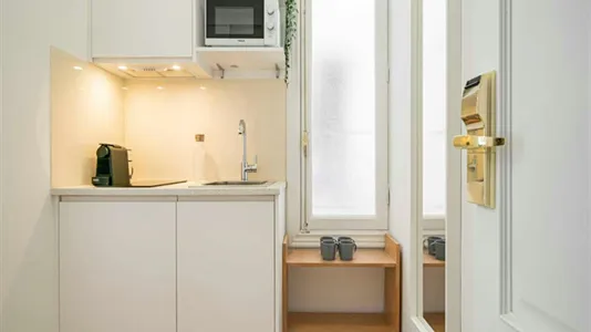 Rooms in Madrid Centro - photo 10