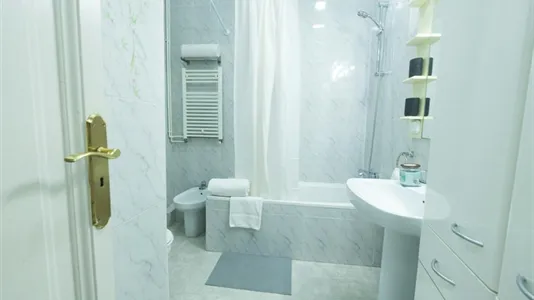 Rooms in Barcelona Ciutat Vella - photo 9