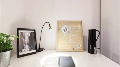 Room for rent in Milano Zona 6 - Barona, Lorenteggio, Milan