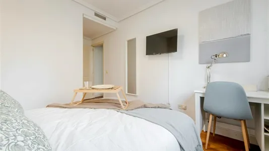 Rooms in El Encinar de los Reyes - photo 5