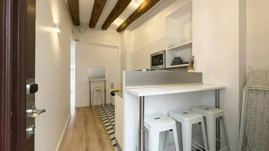 Rooms in Barcelona Ciutat Vella - photo 7
