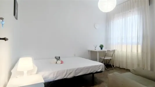Rooms in Almería - photo 4