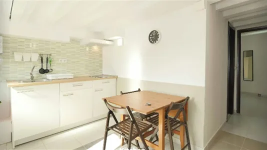 Rooms in Barcelona Ciutat Vella - photo 8