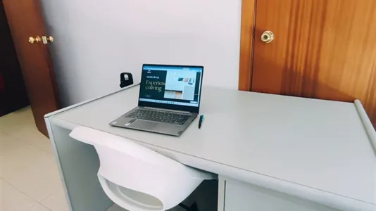 Rooms in Barcelona Ciutat Vella - photo 4