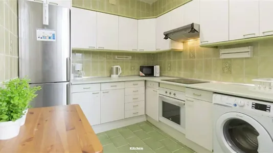 Rooms in Madrid Centro - photo 9