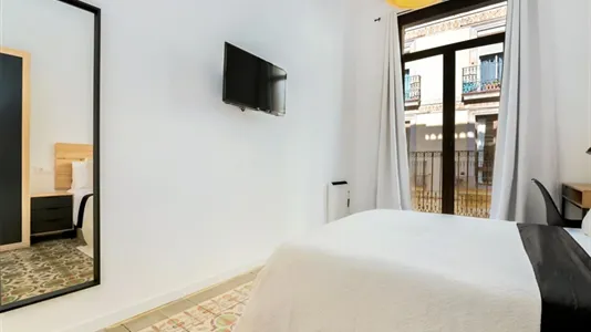 Rooms in Barcelona Ciutat Vella - photo 4