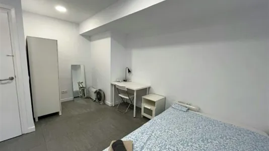 Rooms in Barcelona Eixample - photo 2