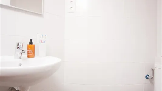 Rooms in Barcelona Eixample - photo 10