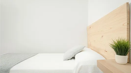 Rooms in Oviedo - photo 5