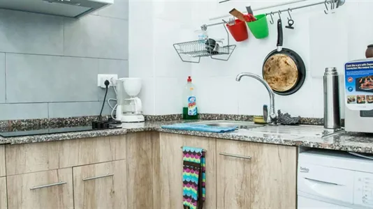 Rooms in Barcelona Ciutat Vella - photo 7