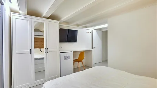 Rooms in Barcelona Ciutat Vella - photo 8