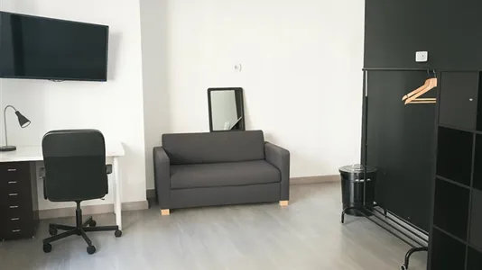 Rooms in Barcelona Ciutat Vella - photo 2