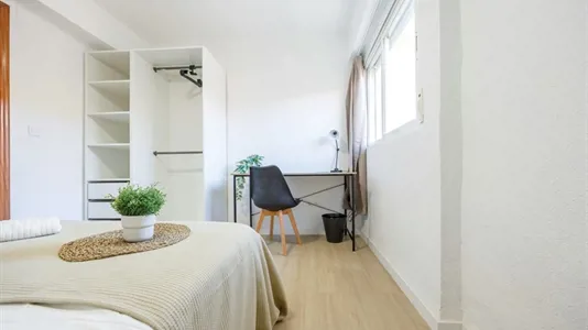Rooms in el Camí de Vera - photo 2