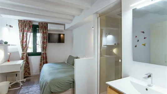 Rooms in Barcelona Ciutat Vella - photo 2