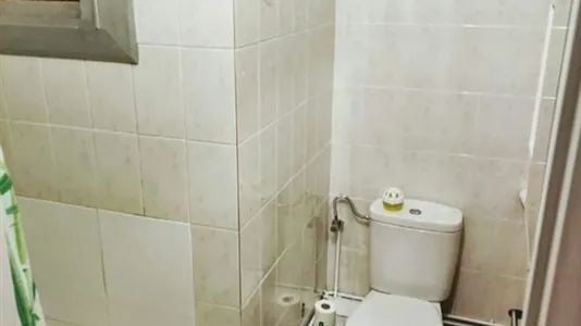 Rooms in Barcelona Ciutat Vella - photo 8