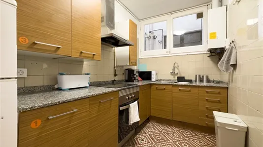 Rooms in Barcelona Ciutat Vella - photo 10