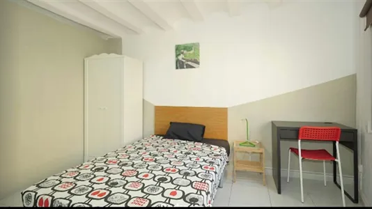 Rooms in Barcelona Ciutat Vella - photo 9
