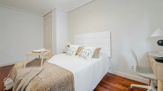 Rooms in El Encinar de los Reyes - photo 4