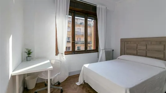 Rooms in Oviedo - photo 3