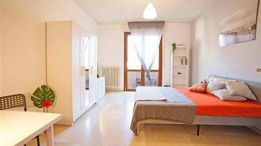 Rooms in Lecco - photo 1
