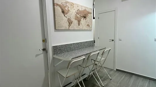 Rooms in Barcelona Ciutat Vella - photo 10