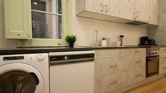 Rooms in Barcelona Ciutat Vella - photo 9
