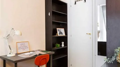 Room for rent in Milano Zona 6 - Barona, Lorenteggio, Milan