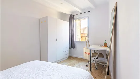 Rooms in Barcelona Sants-Montjuïc - photo 4