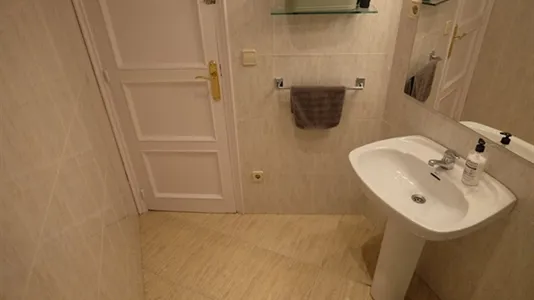 Rooms in Barcelona Eixample - photo 10