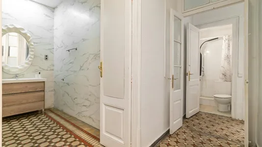 Rooms in Barcelona Ciutat Vella - photo 9